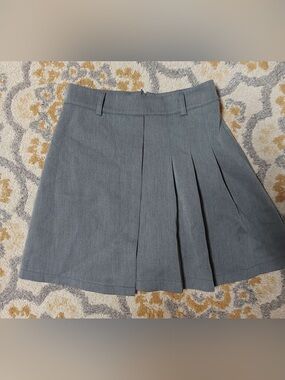 Grey pleated skirt